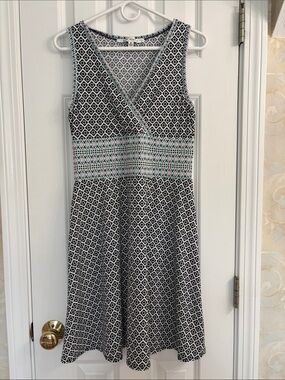 Max Studio Sleeveless Black & White Patterned V-Neck Dress with Mint Accents